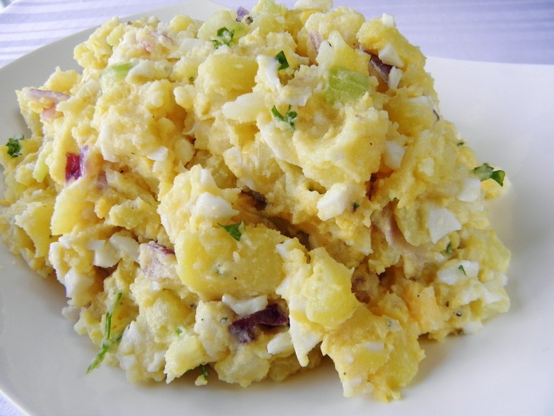 Bramborový salát s vejci a řapíkatým celerem