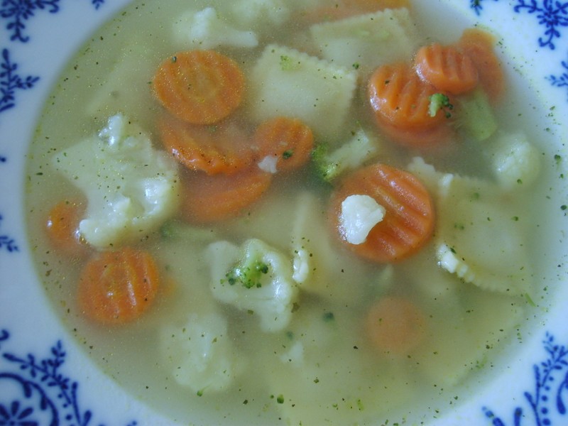 Květáková polévka s brokolicí, mrkví a ravioli