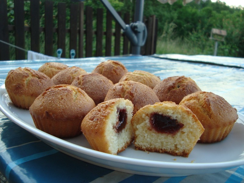 Zlatavé muffiny plněné ovocným překvapením